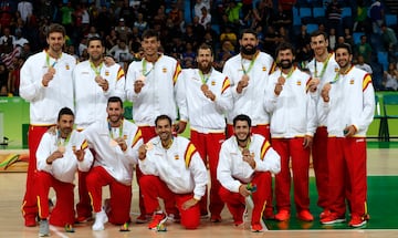La Selecci車n se colg車 en R赤o su tercera medalla ol赤mpica tras las platas de Pek赤n 2008 y Londres 2012. Era el octavo verano seguido de Llull con la Selecci車n y el base-escolta promedi車 8,3 puntos y 3,1 asistencias en la cita brasile?a. Espa?a cay車 en semifinales ante Estados Unidos, pero le gan車 el bronce a Australia (88-89).