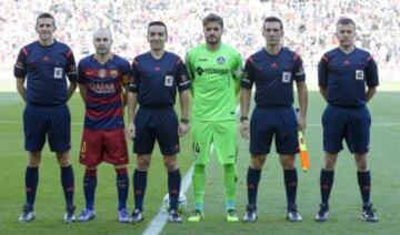 El árbitro Pérez Montero acompañado por sus asistentes Matías Caballero y Hernandez Labella, el cuarto árbitro Chavet García y los capitanes Andrés Iniesta y Pedro León.