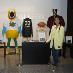 Diana Flores llega al museo del Salón de la Fama de Futbol Americano Profesional