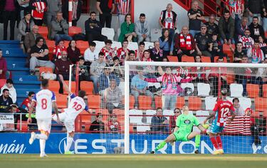 A pesar de jugar con un futbolista menos durante toda la segunda parte, el Eibar consiguió una valiosa victoria en Lugo. Bautista, en el tiempo de añadido, marcó el tanto definitivo en un jugada de pundonor. El delantero le robó 'la cartera' a Alberto Rodríguez y batió a Whalley.