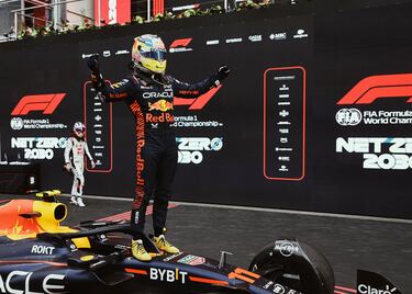 Alegría de Sergio Pérez tras proclamarse ganador del Gran Premio de Azerbaiyán en el circuito de Bakú.