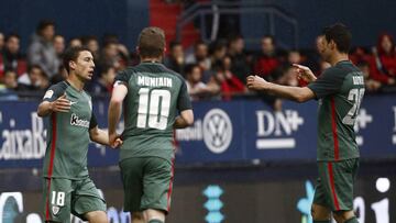 GRA257. PAMPLONA, 01/04/2017.- El delantero del Athletic de Bilbao Arizt Aduriz (d) celebra con sus compañeros Óscar De Marcos (i) e Iker Muniain (c) el gol marcado ante Osasuna durante el partido correspondiente a la vigésimo novena jornada de LaLiga Santander disputado hoy en el estadio El Sadar. EFE/Diges