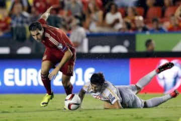 El centrocampista de la selección española Cesc Fábregas con el balón ante el centrocampista de Macedonia Stefan Spirovski.