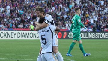 Modric celebra con Bellingham el 1-2 que le dio el triunfo al Real Madrid en el Clásico.
