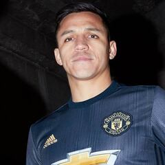 Alexis Sánchez presenta el nuevo uniforme del Manchester United