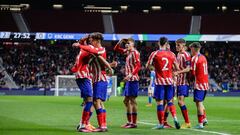 Abde Raihani celebra su gol en el Metropolitano junto a Aitor Gismera.