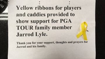 Cartel en el que se ofrecen lazos amarillos a los golfistas para mostrar su apoyo a Jarrod Lyle y su familia después de que el australiano renunciase a seguir con su tratamiento para luchar contra el cáncer.