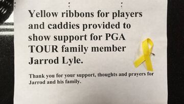 Cartel en el que se ofrecen lazos amarillos a los golfistas para mostrar su apoyo a Jarrod Lyle y su familia despu&eacute;s de que el australiano renunciase a seguir con su tratamiento para luchar contra el c&aacute;ncer.