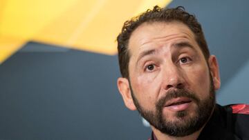 GRAFAND4061. SEVILLA (ESPAÑA), 06/03/2019.- El entrenador del Sevilla FC, Pablo Machín (d), durante la rueda de prensa tras el entrenamiento hoy en la ciudad deportiva del club, donde ha ofrecido la lista de dieciocho jugadores en la que est