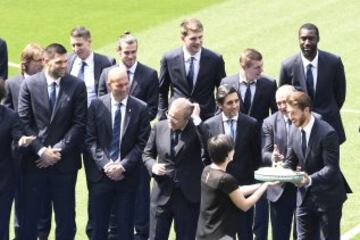 Las plantillas del Real Madrid en la presentación del acuerdo con Telefónica