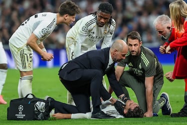 Tremendo susto tras el choque entre Eduardo Camavinga y Raúl Asencio. El defensa central se lleva la peor parte. Fue atendido por los servicios médicos que tras colocarle un collarín, es retirado en camilla. El árbitro aplicaba el protocolo para los golpes en la cabeza.