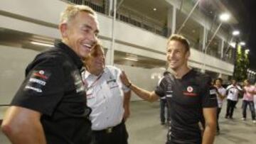 Whitmarsh, en primer plano, junto a Jenson Button. 