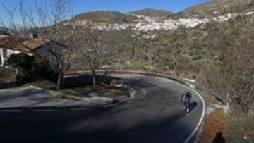 Javier Moreno, del Movistar, fue el ciclista que se encargó de examinar para AS la subida de Haza Llanas, en Güéjar (Granada).