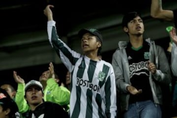 La hinchada de Nacional alienta a su equipo de local y visitante.