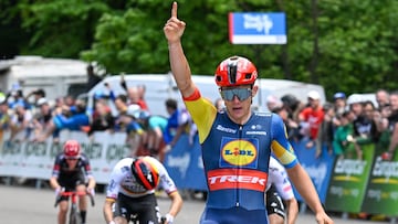 Kekesteto (Hungary), 10/05/2024.- Belgium's Thibau Nys of the team Lidl-Trek celebrates winning the third stage of the 45th Tour de Hongrie cycling race over 183 km between Kazincbarcika and Kekesteto, Hungary, 10 May 2024. Nys took over the overall lead. (Ciclismo, B¨¦lgica, Hungr¨ªa) EFE/EPA/Tibor Illyes HUNGARY OUT