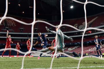 Kylian Mbappe y Manuel Neuer.