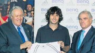 <b>DE VUELTA. </b>El histórico Emiliano, Raúl López y Ramón Calderón, ayer en el Bernabéu.