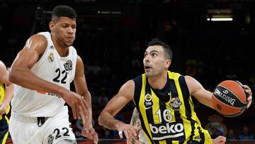 Kostas Sloukas ante Edy Tavares, durante un partido de la Euroliga entre el Fenerbah&ccedil;e y el Real Madrid