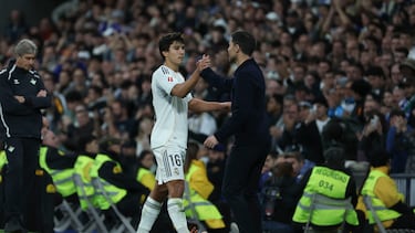MADRID, 04/01/2026.- El delantero del Real Madrid Gonzalo García saluda al entrenador, Xabi Alonso, tras ser sustituido en el partido de LaLiga entre el Real Madrid y el Betis, este domingo en el estadio Santiago Bernabéu. EFE/ Kiko Huesca