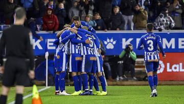 Los jugadores del Alavés celebran el gol de Borja Bastón ante el Villarreal.