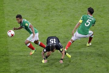 Clayton Lewis pierde el balón con Diego Reyes y Oswaldo Alanís.