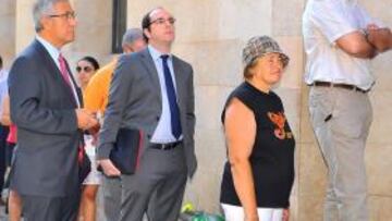 <b>EN FILA. </b>Manzano, ayer delante del juzgado en Mallorca.