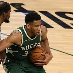 Antetokounmpo tapona a Durant en una oda al baloncesto