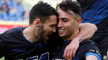 El delantero del Deportivo Alavés Munir El Haddadi (d) celebra uno de sus goles ante la UD Las Palmas, durante el partido de la trigésima cuarta jornada de Liga en Primera División que se juega esta tarde en el estadio de Gran Canaria