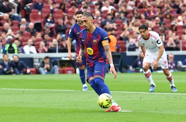 Raphinha marca de penalti el 1-0 al Sevilla. 