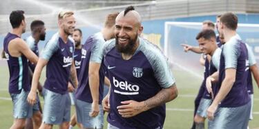 La alegre bienvenida de Messi y el plantel de Barcelona a Vidal