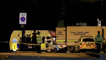 MAN05. MANCHESTER (R.UNIDO), 23/05/2017.- Un robot de destrucci&oacute;n de armas del Real Logistic Corps (RLC) es descargado hoy, martes 23 de mayo de 2017, en el exterior del recinto del Manchester Arena tras dos explosiones registradas cerca del Manchester Arena, en Manchester, (Reino Unido). La Polic&iacute;a de Manchester ha confirmado que al menos 19 personas han muerto y otras 50 han resultado heridas despu&eacute;s de las dos explosiones ocurridas junto al estadio del Manchester Arena donde actuaba la cantante Ariana Grande. El hecho est&aacute; siendo tratado con un ataque terrorista hasta que la polic&iacute;a sepa lo contrario. EFE/NIGEL RODDIS