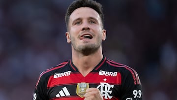 RJ - RIO DE JANEIRO - 31/08/2025 - BRASILEIRO A 2025, FLAMENGO X GREMIO - Saul jogador do Flamengo comemora gol durante partida contra o Gremio no estadio Maracana pelo campeonato Brasileiro A 2025. Foto: Jorge Rodrigues/AGIF