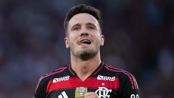 RJ - RIO DE JANEIRO - 31/08/2025 - BRASILEIRO A 2025, FLAMENGO X GREMIO - Saul jogador do Flamengo comemora gol durante partida contra o Gremio no estadio Maracana pelo campeonato Brasileiro A 2025. Foto: Jorge Rodrigues/AGIF