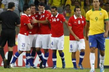 24 de abril de 2013: En un amistoso en donde ambas escuadras jugaron con seleccionados del medio local, Chile y Brasil igualaron a dos tantos en un duelo que terminó con pifias para los locales en el Mineirao de Belo Horizonte. Para el 'Scracht' marcó Réver (25') y Neymar (54'). Para la escuadra de Sampaoli anotaron Marcos González (7') y Eduardo Vargas con un golazo de media distancia (64').