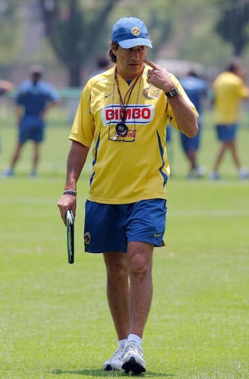 Así como lo hace en su faceta de entrenador, el argentino desfiló por diversas escuadras siendo Coapa su primer hogar al inicio de los 80; fue hasta el la 92-93 que se fue al Cruz Azul. 