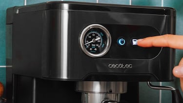 Prepara dos cafés a la vez e incluye vaporizador y depósito para leche: la cafetera ‘espresso’ con 25.000 valoraciones en Amazon