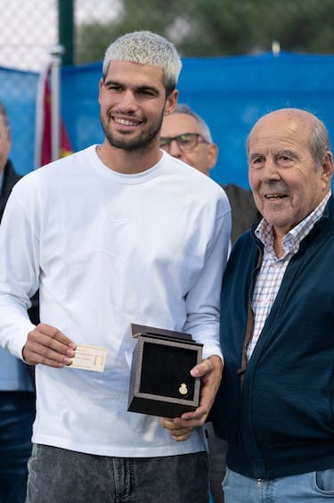 Carlos Alcaraz compartió esta distinción con los chicos y chicas del club, acompañado por el presidente y por su padre.