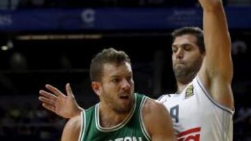 David Lee ante Felipe Reyes.