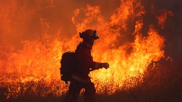 Hughes Fire forces evacuations in Los Angeles and Ventura Counties