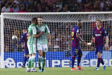 5-2. Loren Mor¨®n celebr¨® el segundo gol.