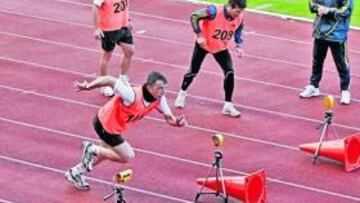 <b>EL COLEGIADO DEL DERBI. </b>Fernández Borbalán, en primer término, durante las pruebas físicas.