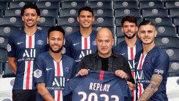 Los jugadores del PSG posan con el nuevo patrocinador