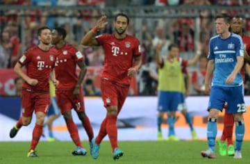 Medhi Benatia celebra el primer gol del Bayern Munich sobre Hamburgo.