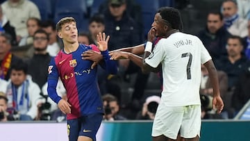 MADRID, SPAIN - OCTOBER 26: Gavi of FC Barcelona and Vinicius Junior of Real Madrid clash during the LaLiga match between Real Madrid CF and FC Barcelona at Estadio Santiago Bernabeu on October 26, 2024 in Madrid, Spain. (Photo by Angel Martinez/Getty Images)
PUBLICADA 27/10/24 NA MA08 2COL