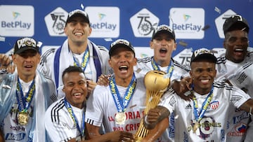 Carlos Bacca y sus compañeros celebrando el título de Liga BetPlay 2023-II.