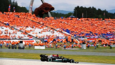 Verstappen repitió una semana después en un circuito que era propicio para su mecánica. Fue una mala carrera de Hamilton, cuarto y fuera del podio, no tenía ritmo por daños en el monoplaza y le adelantaron tanto Bottas como Norris. Por primera vez, la grada de un circuito recibía llena al Gran Circo y los 80.000 asistentes, la mayoría holandeses, tiñeron de naranja las colinas de Spielberg. 