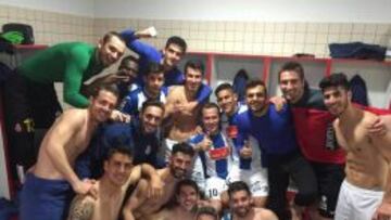 Los jugadores del Espanyol celebran en el vestuario de El Molinón la victoria ante el Sporting.