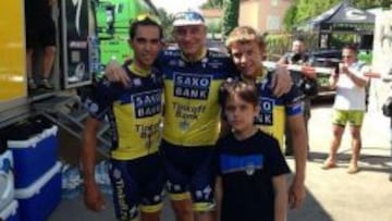 Oleg Tinkov se fotograf&iacute;a con Alberto Contador, ambos enfundados en el maillot del Saxo-Tinkoff.