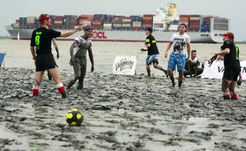 Fútbol en el barro. Inventado en Finlandia, posee ligeras modificaciones en el reglamento con respecto a un partido de fútbol ordinario.