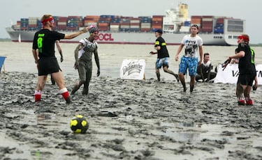 Fútbol en el barro. Inventado en Finlandia, posee ligeras modificaciones en el reglamento con respecto a un partido de fútbol ordinario. 